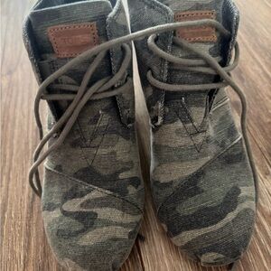 TOMS Camouflage Lace-Up Wedge Shoes